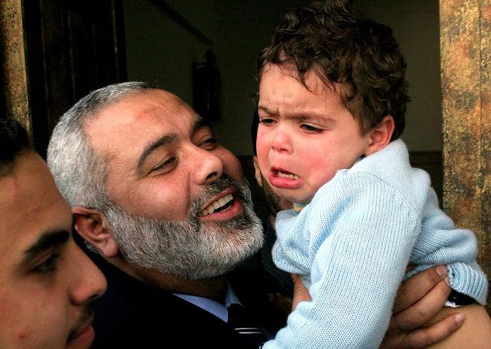 Ismail Haniyeh með dóttur sinni á mánudag eftir að hann sneri aftur til Gazaborgar frá fundinum í Mekka.