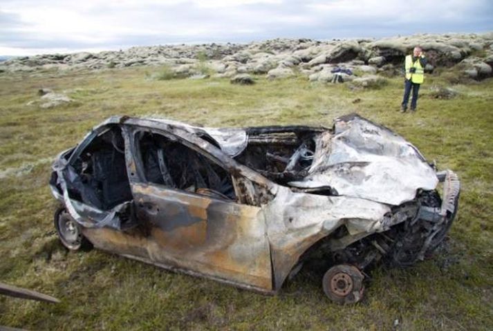 Bifreiðin hafnaði í Eldhrauni og kviknaði í henni á vettvangi.