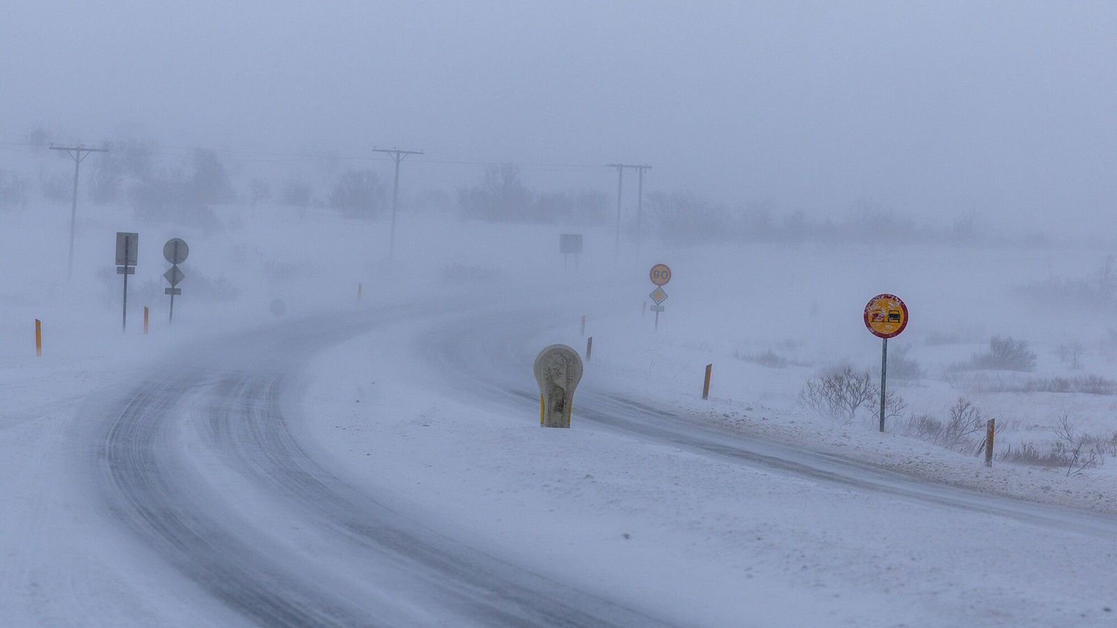 Fjórðungur Hringvegarins lokaður