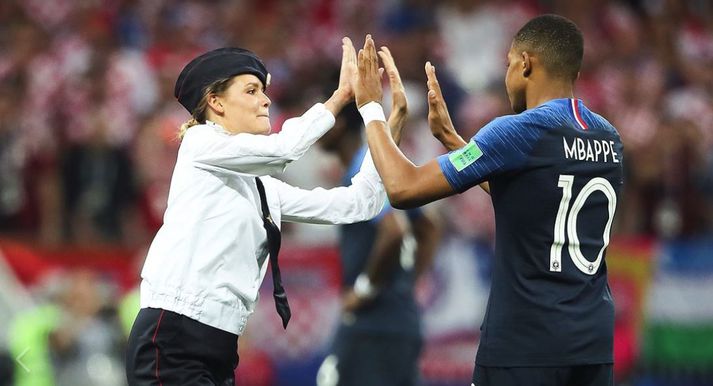 Kylian Mbappé gefur meðlimi Pussy Riot fimmur.