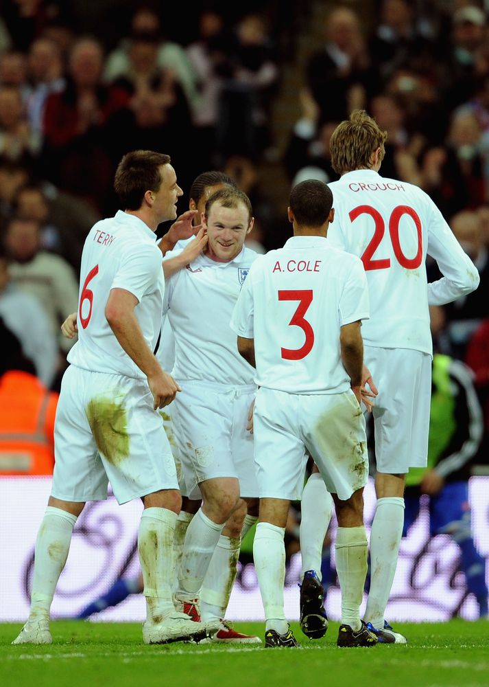 Rooney fagnar hér öðru marka sinna með Terry og félögum.
