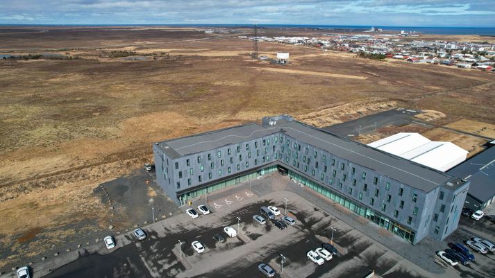 Byggt verður í móanum fyrir aftan Marriott-hótelið.