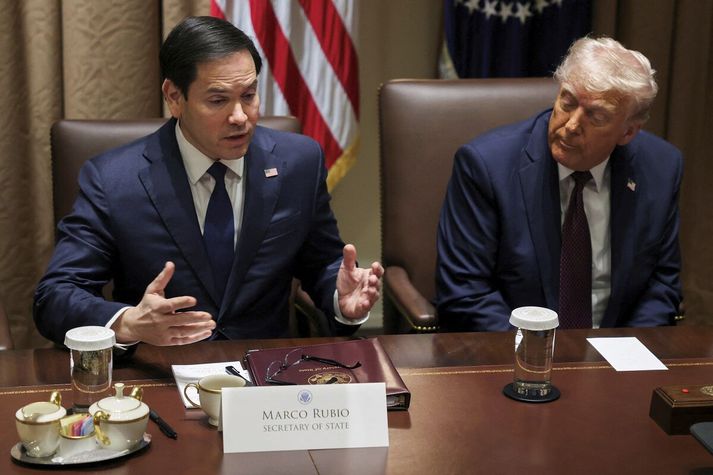 Marco Rubio og Donald Trump, utanríkisráðherra og forseti Bandaríkjanna. Rubio ætlar að lýsa því yfir við utanríkisráðherra annarra NATO ríkja að Bandaríkjamenn séu ósáttir við að Evrópa stefni á að draga úr kaupum sínum á hergögnum frá Bandaríkjunum.