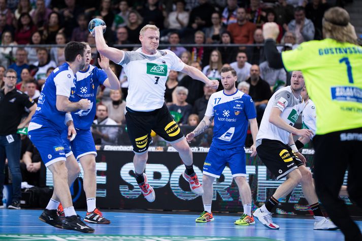 Patrick Wiencek skorar annað tveggja marka sinna í leiknum gegn Íslandi.