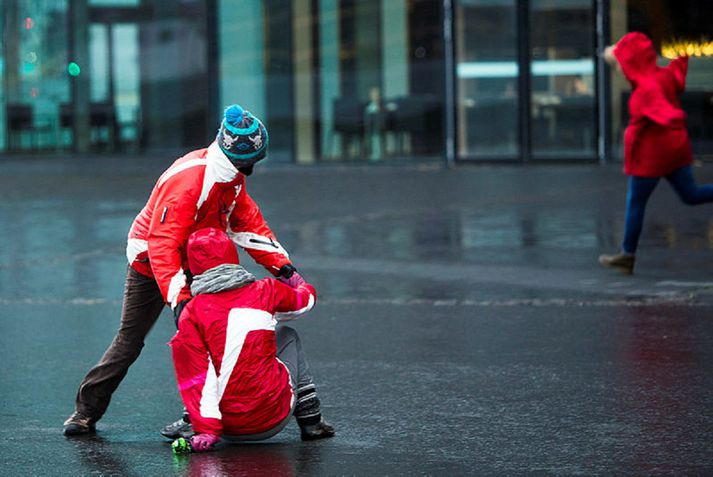 Á annað hundrað björgunarsveitarmanna hafa verið kallaðir út vegna óveðursins.