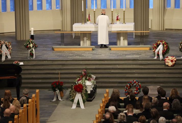 Frá útför Guðrúnar Ögmundsdóttur í Hallgrímskirkju í dag.