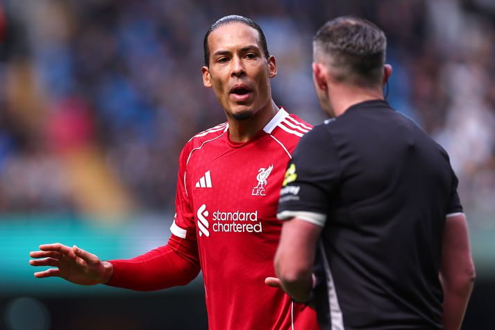 Vítaspyrna var dæmd á Virgil van Dijk undir lok fyrri hálfleiks í bikarleik Manchester City og Liverpool í gær.