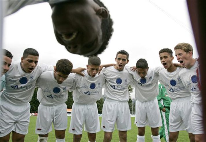 Ungir Ísraelar og Palestínumenn, liðsmenn Friðarliðsins, þjappa sér saman fyrir leik gegn 16 ára liði Chelsea.