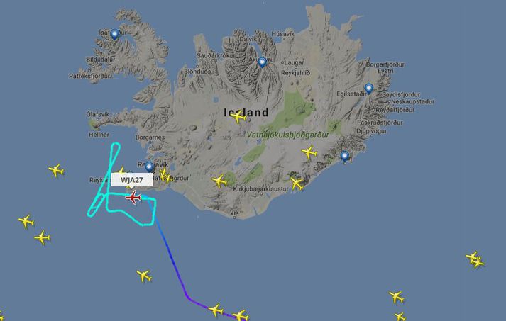 Vélin hefur hringsólað um og yfir flugvellinum í tæpan klukkutíma til að losa sig við eldsneyti áður en hún lendir.