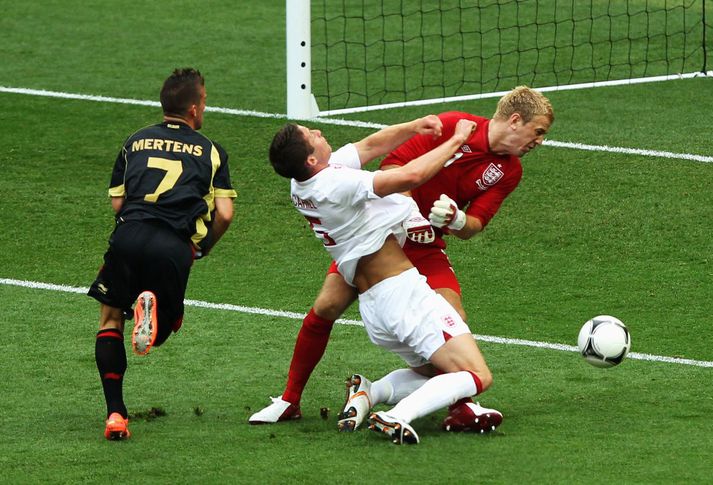 Cahill kjálkabrotnaði í þessu samstuði við Joe Hart.