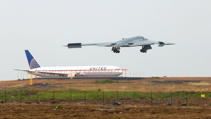 B-2 Spirit of Mississippi lendir en í bakgrunni má sjá 767 vél United Airlines.