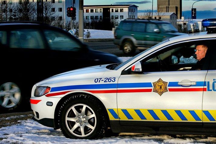 Tveir voru færðir á slysadeild eftir áreksturinn.