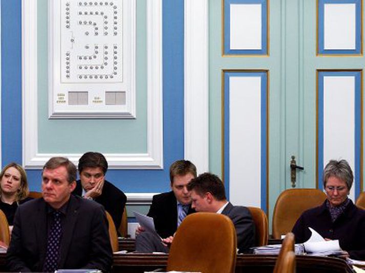 Í fyrramálið fer fram atkvæðagreiðsla um það, í hvaða nefnd þingsályktunartillagan fari eftir fyrstu umræður.