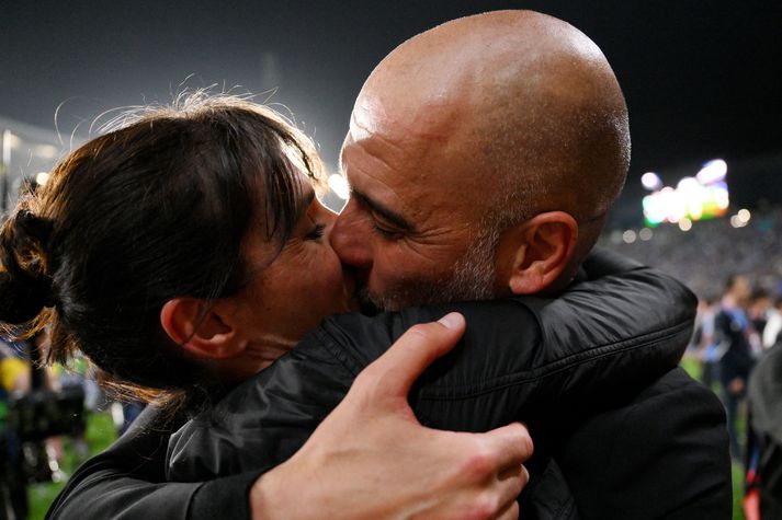 Pep Guardiola smellir kossi á eiginkonu sína, Cristinu Serra, eftir að Manchester City vann Inter í úrslitaleik Meistaradeildar Evrópu í fyrra.