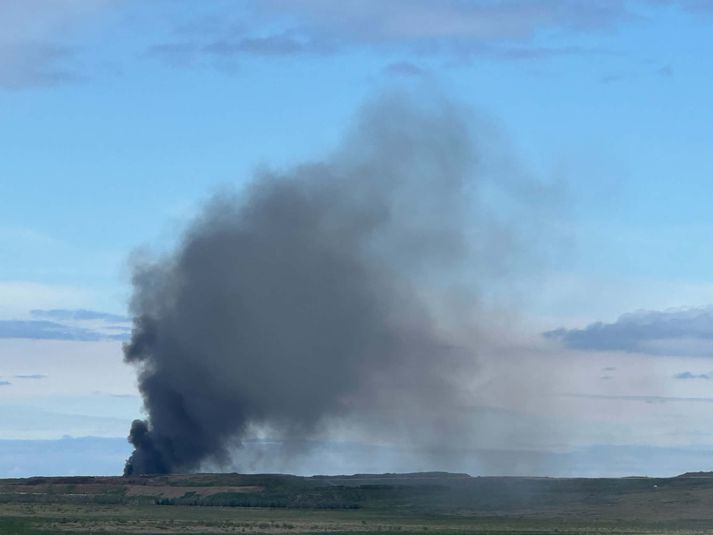 Reykurinn sést víða að.