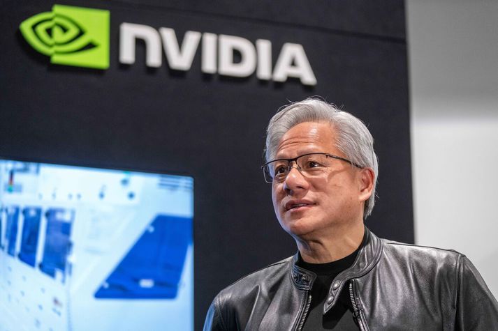Jensen Huang, forstjóri Nvidia, segist búast við því að tekjur fyrirtækisins muni aukast um sjötíu prósent á næsta ári. Ekkert lát virðist ætla að verða á velgengni þessa verðmætasta fyrirtækis heims.
