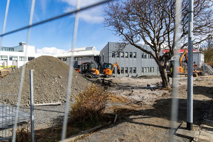 Fótbolta- og körfuboltavöllur bætist við á lóð Vesturbæjarskóla, skömmu eftir að viðbygging var tekin í notkun.