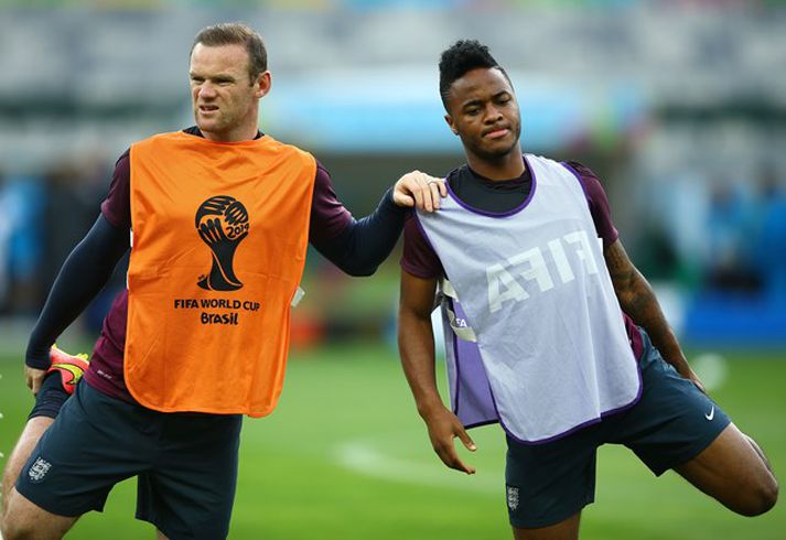 Rooney segir gott að spila með Sterling.