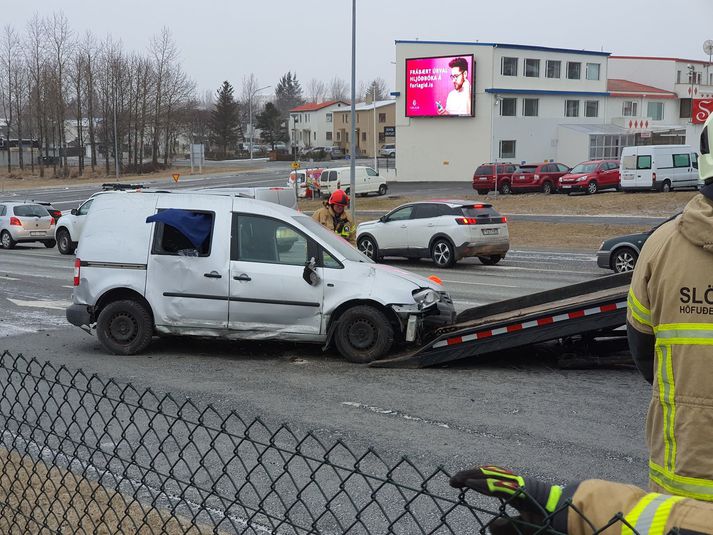 Unnið að því að fjarlægja bifreiðina.