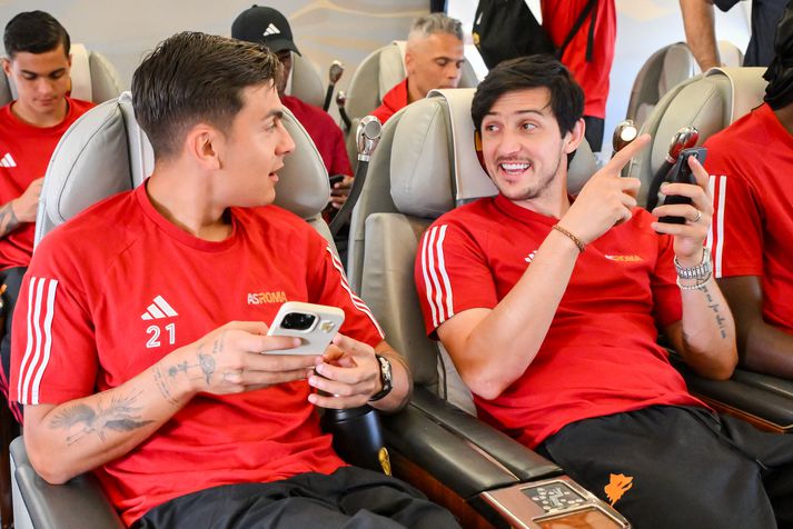Sardar Azmoun, til hægri, með símann á lofti í liðsferðalagi þegar hann var leikmaður Roma vorið 2024.