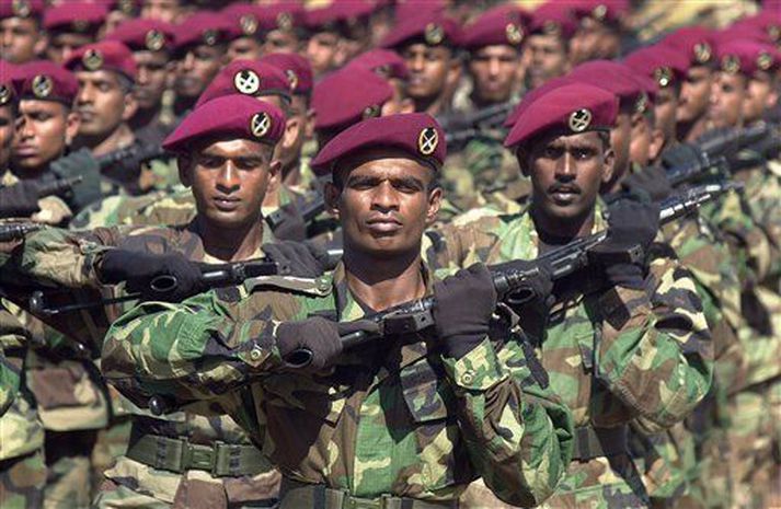 Stjórnarhermenn við æfingar.