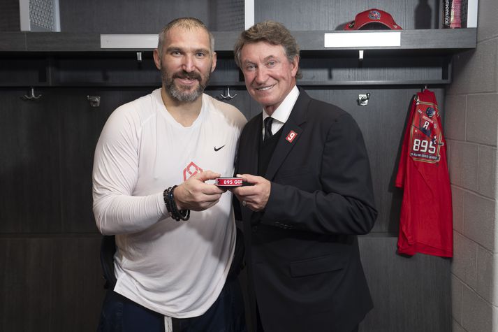 Alex Ovechkin með Wayne Gretzky í búningsklefanum eftir leikinn þar sem hann sló markametið í NHL.