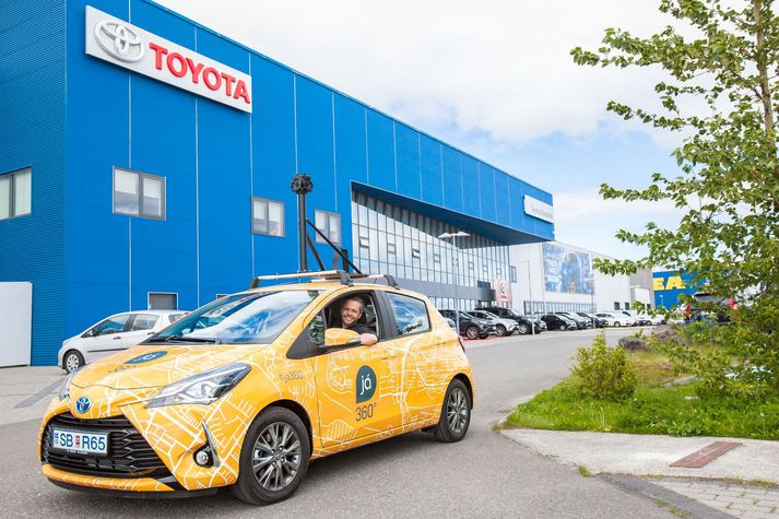 Notaður verður Toyota Yaris Hybrid bíll við mydatökurnar í sumar og hér sést Frímann Kjerúlf Björnsson bílstjóri Já-bílsins aka honum frá Toyota í Kauptúni.