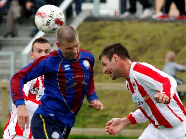 Gunnar Einarsson skallar boltann í leiknum í gær.