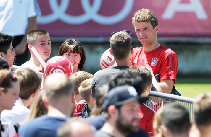 Müller ræðir við stuðningsmenn á æfingasvæði Bayern í dag.