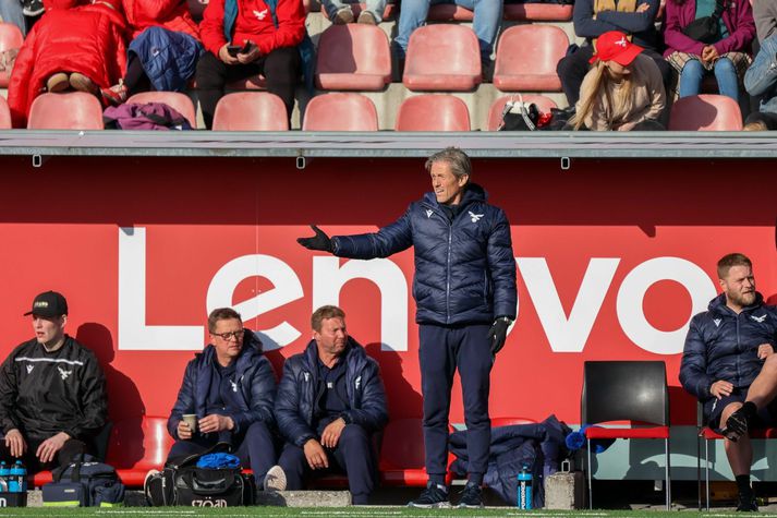 Haukur Páll Sigurðsson (lengst til hægri) var að venju í stuttbuxum á hliðarlínunni.