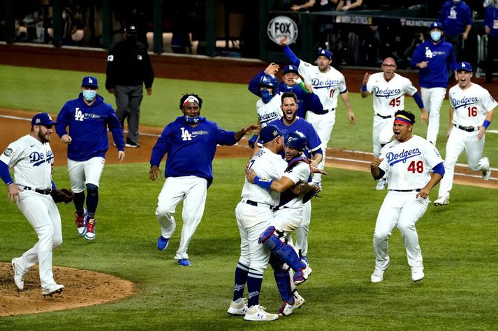 Leikmenn Los Angeles Dodgers fagna sigrinum á Tampa Bay Rays í nótt.