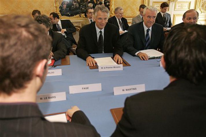 Dominique de Villepin, forsætisráðherra, ásamt öðrum ráðherrum í ríkisstjórn hans, á fundi með námsmönnum um helgina. Námsmenn hafa verið háværir í mótmælum sínum vegna nýju vinnulöggjafarinnar.