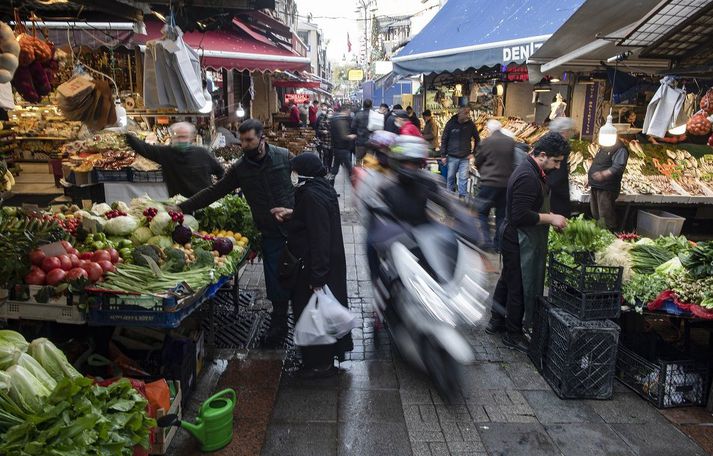 Tyrkir kaupa í matinn í Istanbul.