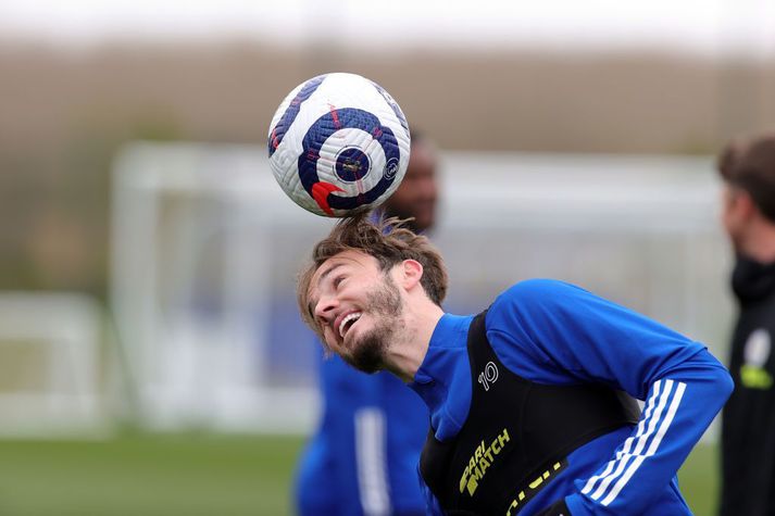 James Maddison með boltann á lofti á æfingu Leicester.