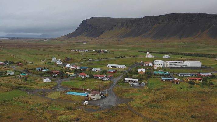 Frá Reykhólum. Vestfjarðavegur færi um hlaðið verði R-leið valin með brú yfir mynni Þorskafjarðar.