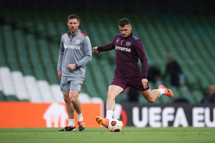 Xhaka ásamt þjálfaranum Xabi Alonso á æfingu á Aviva-vellinum í Dyflinni þar sem úrslitaleikurinn fer fram í kvöld.