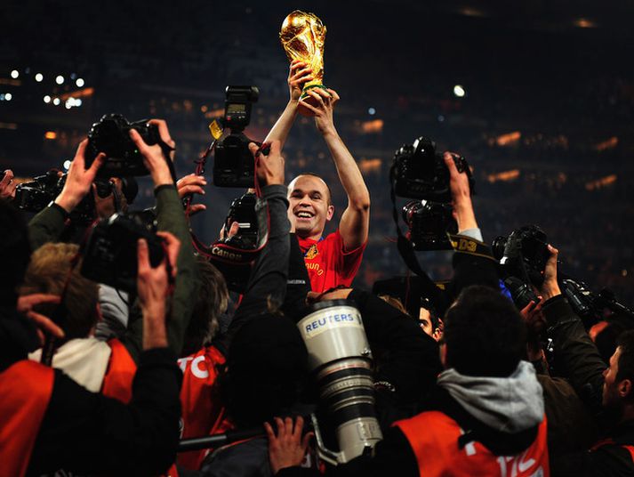 Andrés Iniesta með heimsbikarinn.