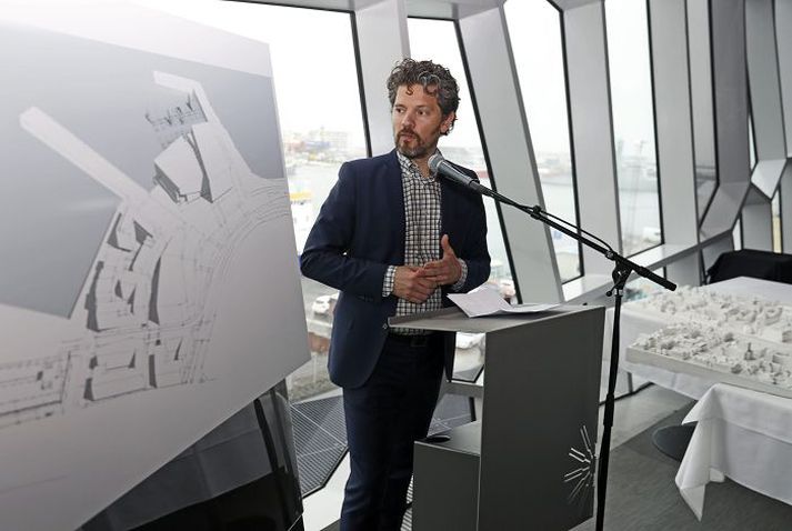 Hótel við Austurhöfn kynnt. Dagur B. Eggertsson borgarstjóri segir að ef þessi mikli vöxtur í ferðaþjónustu heldur áfram þurfi að passa upp á að hótelstarfsemi ýti ekki annarri starfsemi út úr miðborginni. Hann sér fyrir sér mikla breytingu á svæðinu í kringum Hlemm á næstu árum. 