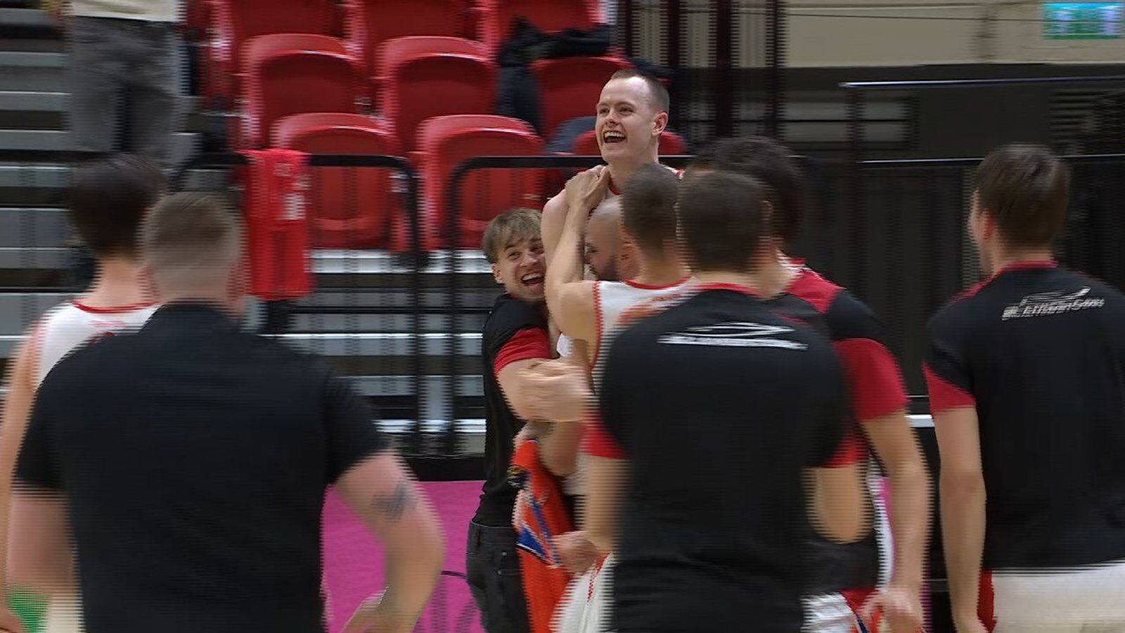 Sjáðu lygi­lega körfu Kára sem fékk bara 0,4 sekúndur