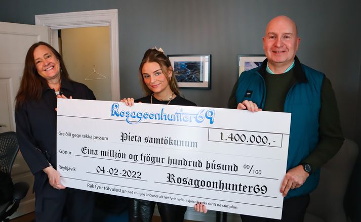 Rósa Björk Einarsdóttir afhenti Píeta samtökunum 1,4 milljónir króna í gær.