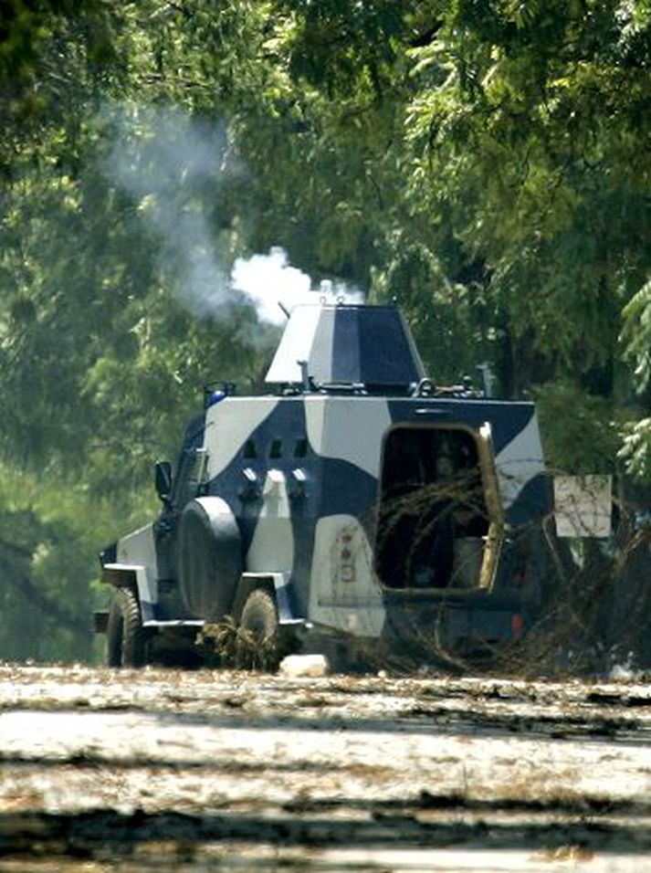 Skriðdreki skýtur táragasi að Rauðu moskunni í Íslamabad.