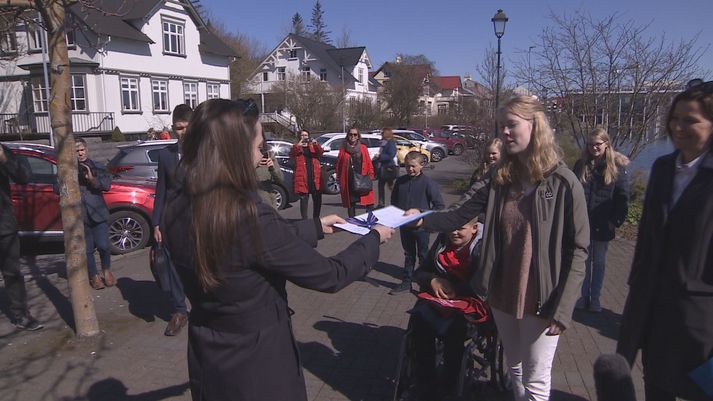 Vigdís Sóley Vignisdóttir ráðgjafi umboðsmanns barna afhendir Katrínu Jakobsdóttur niðurstöður Barnaþings við Ráðherrabústaðinn í dag.