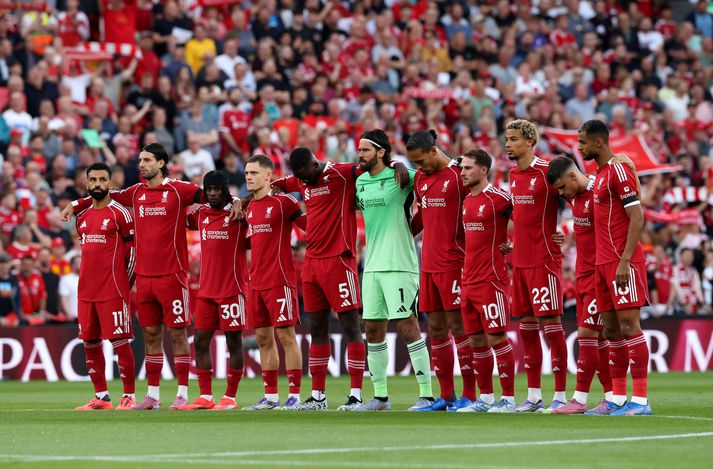 Leikmenn Liverpool verða leiddir út á Anfield af sonum Diogo Jota. 