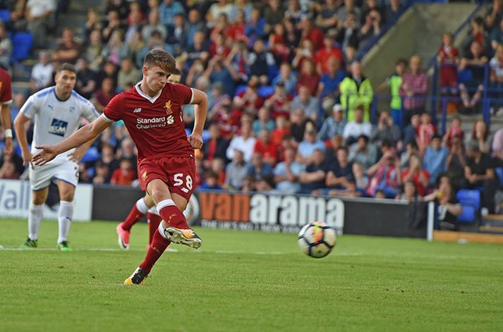 Ben Woodburn skorar fjórða og síðasta mark Liverpool af vítapunktinum.