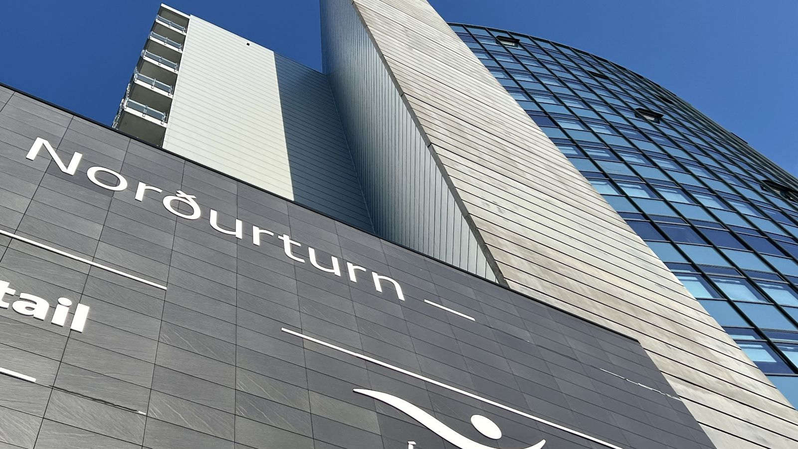 Ís­lands­banki leysir til sín allt hluta­fé í Hring­rás