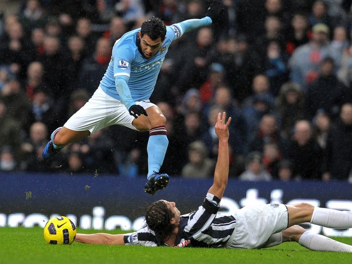 Carlos Tevez sést hér leika á varnarmann West Brom áður en hann skorað eitt marka sinna um helgina.