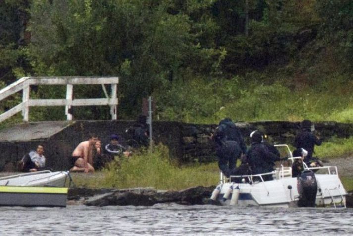 Sérsveitarmenn komu á eyjuna og yfirbuguðu byssumanninn. Hér sést hvar ungmenni fela sig fyrir árásarmanninum.