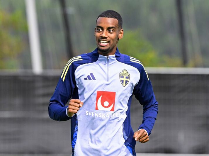 Alexander Isak var kampakátur á æfingu fyrir leik en sat svo bara allan tímann á bekknum, enda ekki í neinu leikformi