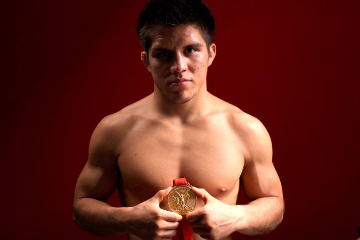 Henry Cejudo með gullið sitt,