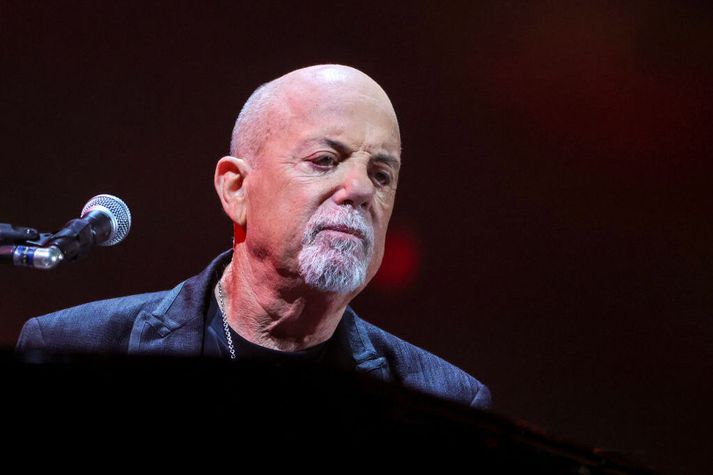 Sakbitinn yfir því að hafa svikið besta vin sinn reyndi tvítugi rokkarinn Billy Joel að svipta sig lífi. Sem betur fer komu aðstandendur hans honum til bjargar og blómstraði ferillinn í kjölfarið.